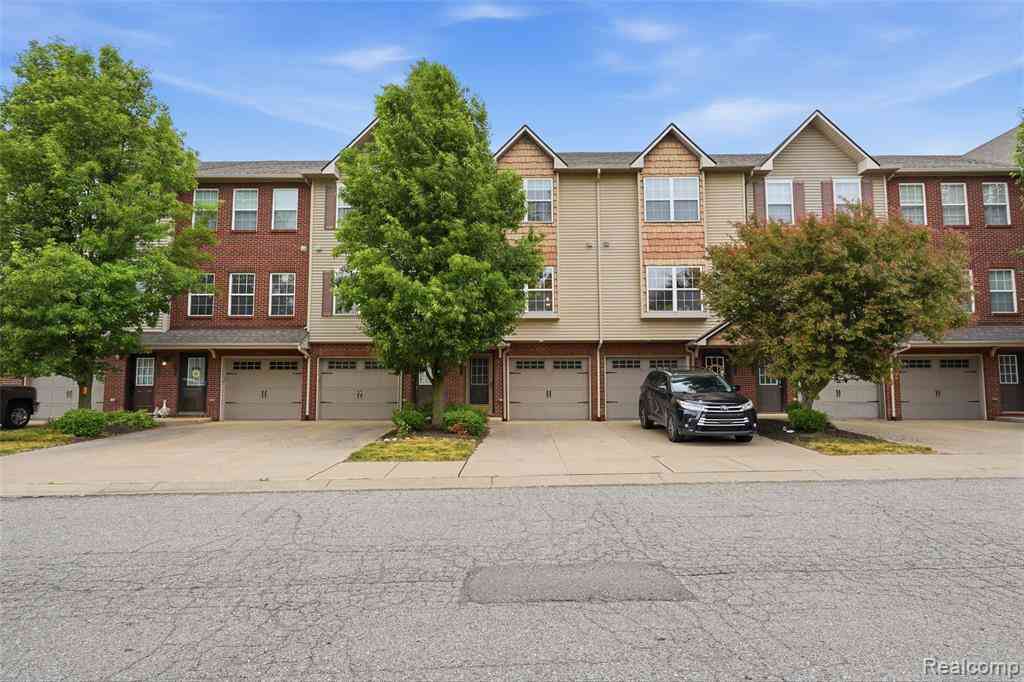 Condo For Sale - 2138 Knotty Pine Trail <br/> Howell, MI 48855