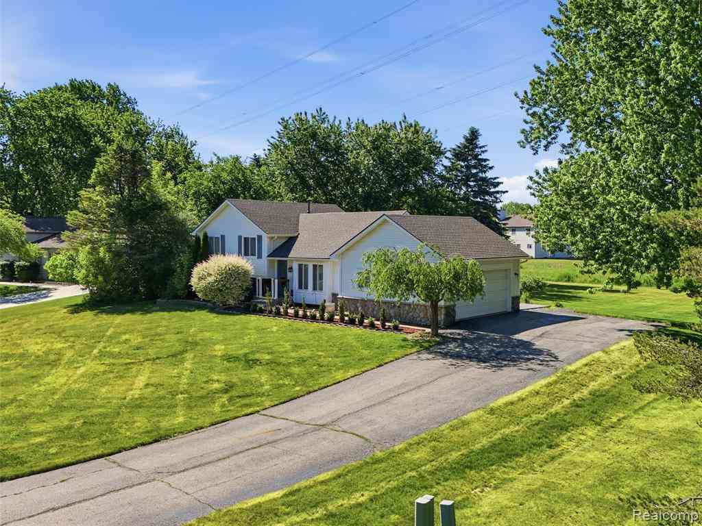 Homes For Sale - 1087 Eagle Nest Drive <br/> Rochester, MI 48306