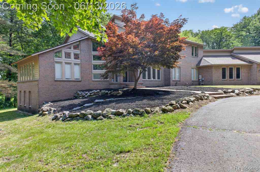 Homes For Sale - 9961 Cross Creek Drive <br/> South Lyon, MI 48178