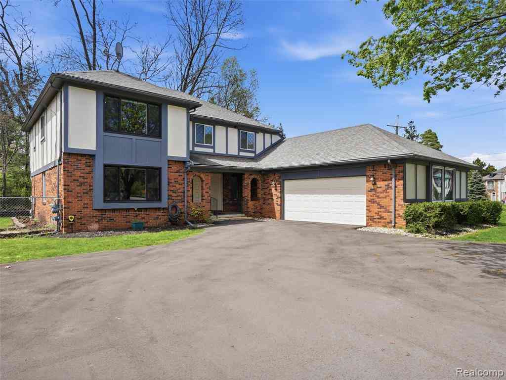 Homes For Sale - 5800 Naneva Court <br/> West Bloomfield, MI 48322