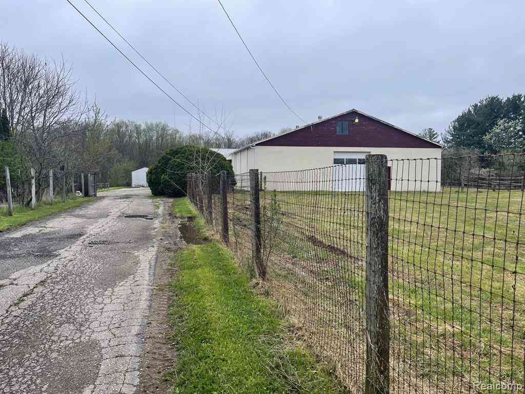 Homes For Sale - 8261 Fenton Road <br/> Grand Blanc, MI 48439