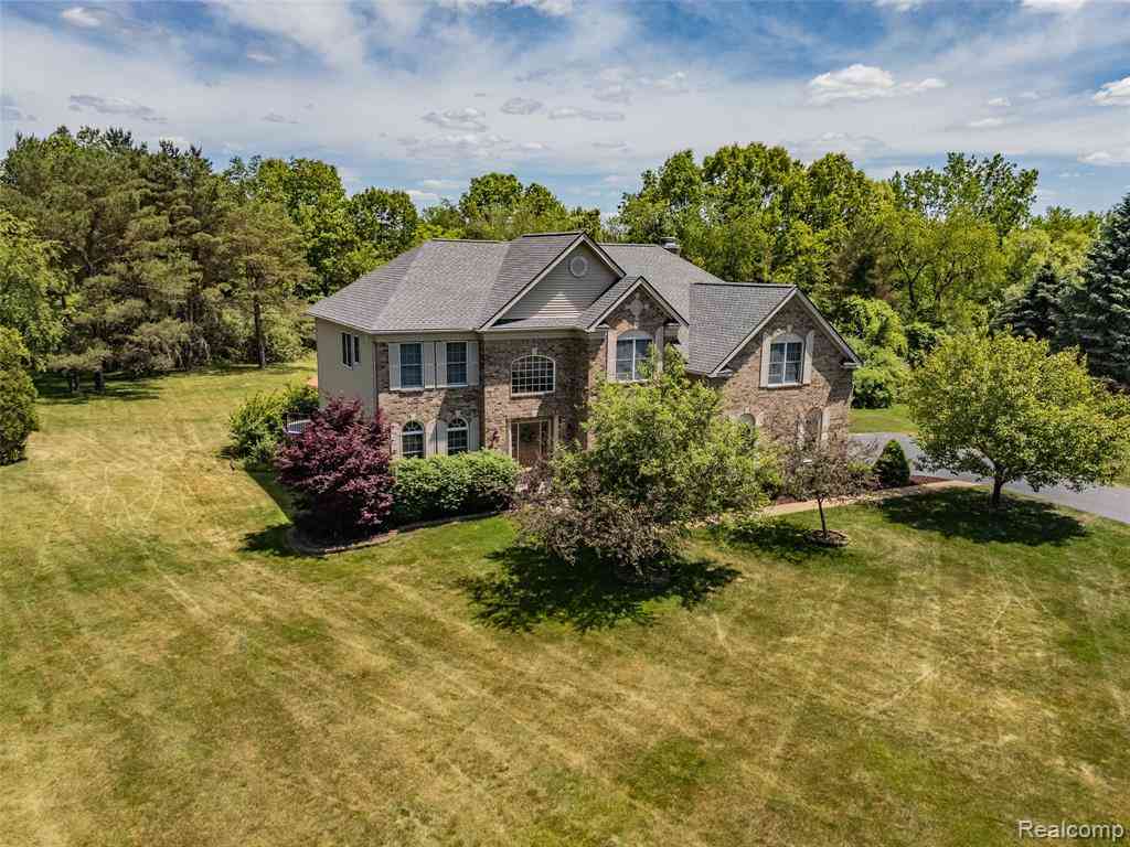 Homes For Sale - 1976 Scenic Drive <br/> Oakland County, Milford, MI 48380