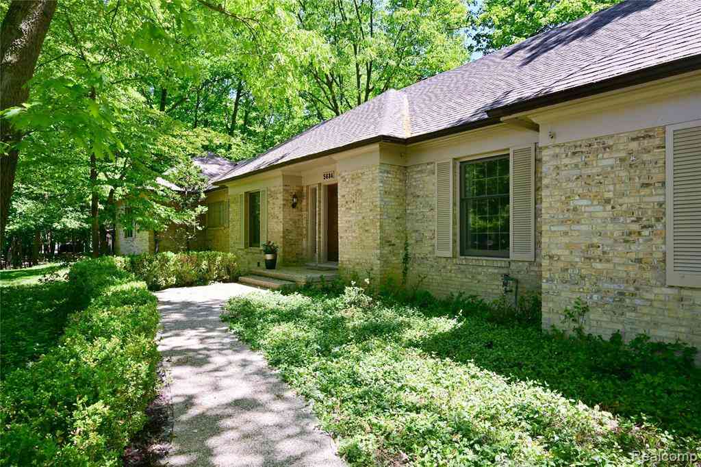 Homes For Sale - 5684 Sussex Court <br/> Troy, MI 48098