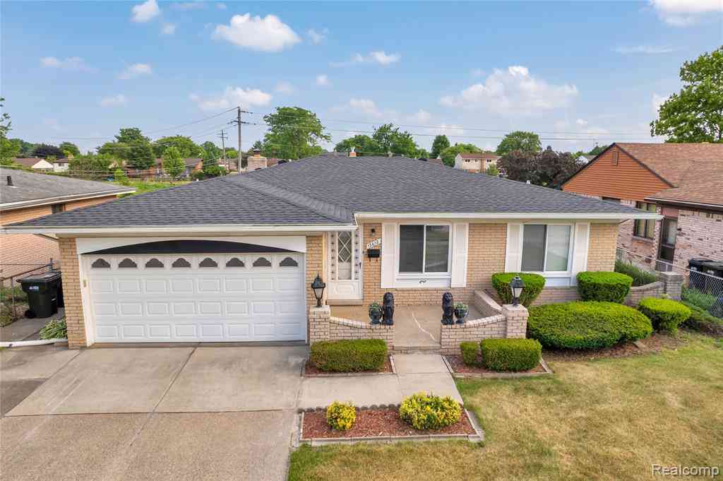 Homes For Sale - 13612 Canterbury Drive <br/> Macomb County, Sterling Heights, MI 48312