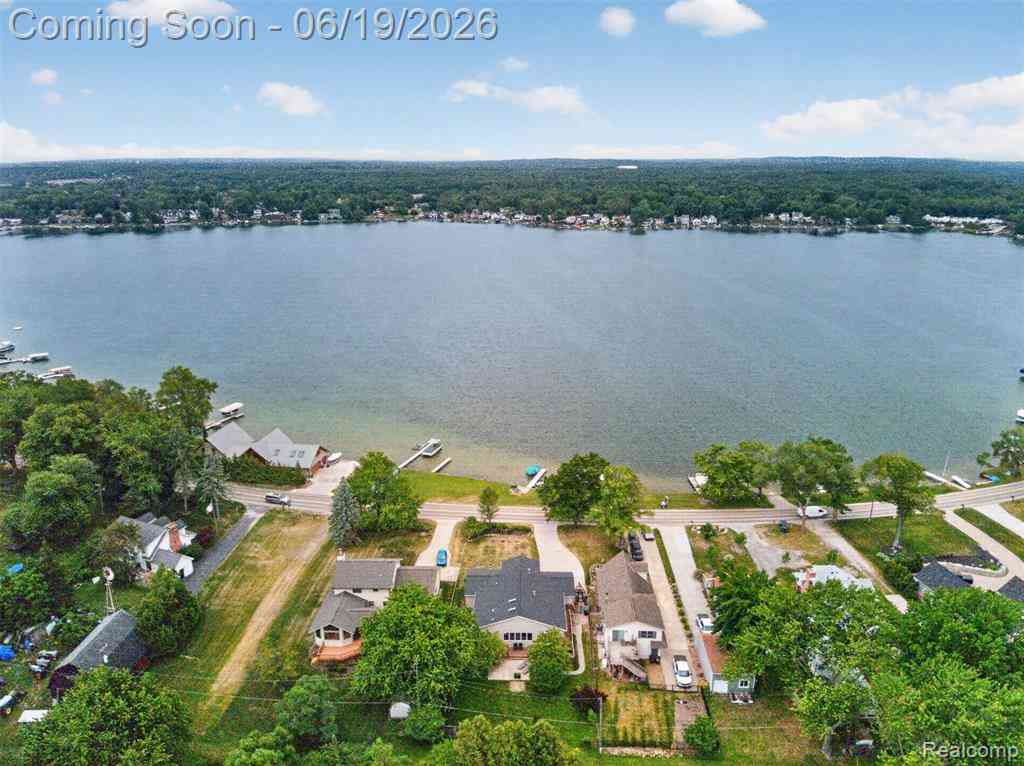 Homes For Sale - 9259 Silverside  <br/> South Lyon, MI 48178