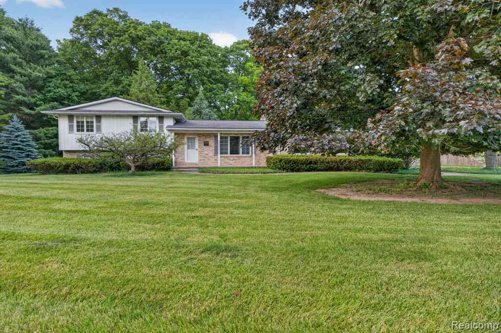 Homes For Sale - 9144 Deer Park Court <br/> Fenton, MI 48430