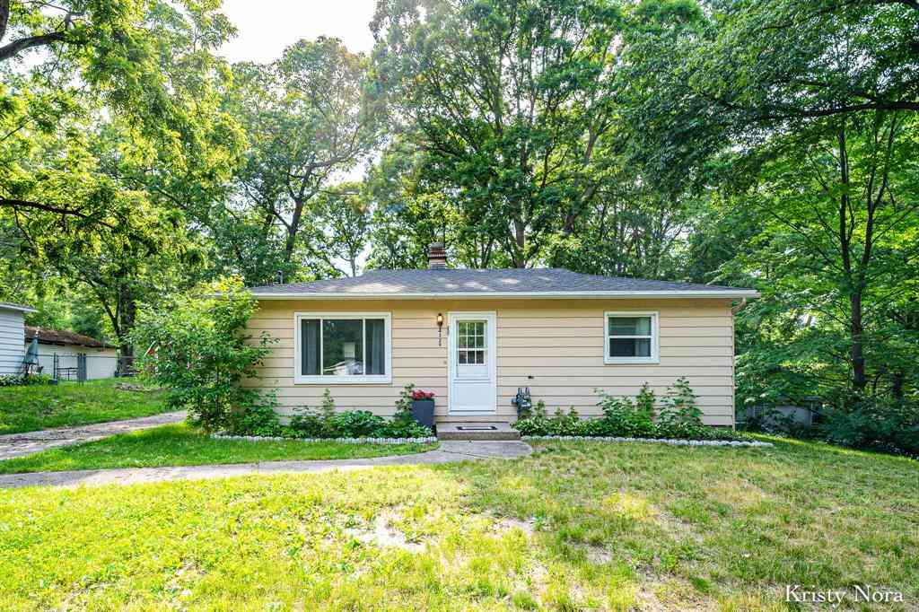 Homes For Sale - 4329 NW Laura Avenue Nw NW<br/> Comstock Park, MI 49321