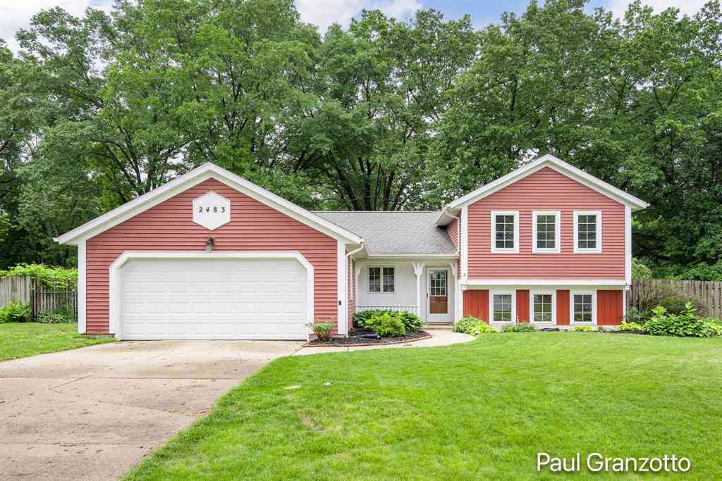 Homes For Sale - 2483 Russit Drive Ne NE<br/> Grand Rapids, MI 49525