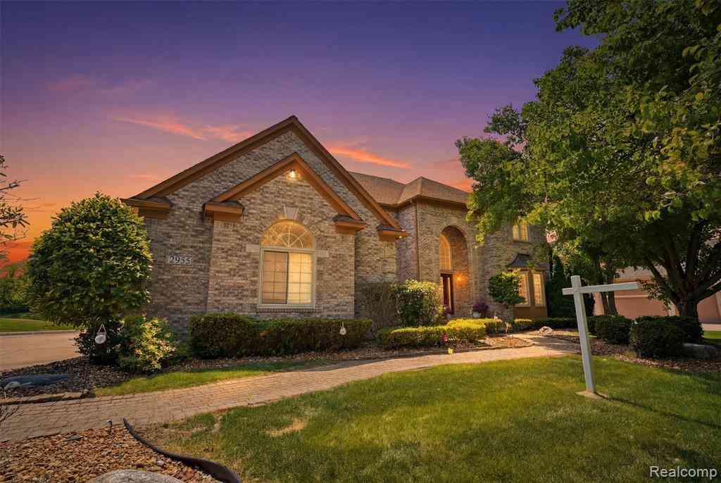 Homes For Sale - 2935 Ivy Hill Drive <br/> Commerce Twp, MI 48382