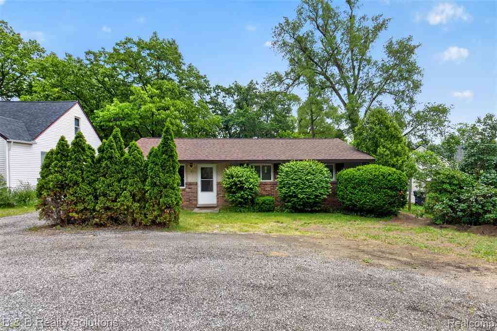 Homes For Sale - 271 S Williams Lake Road <br/> Waterford, MI 48327