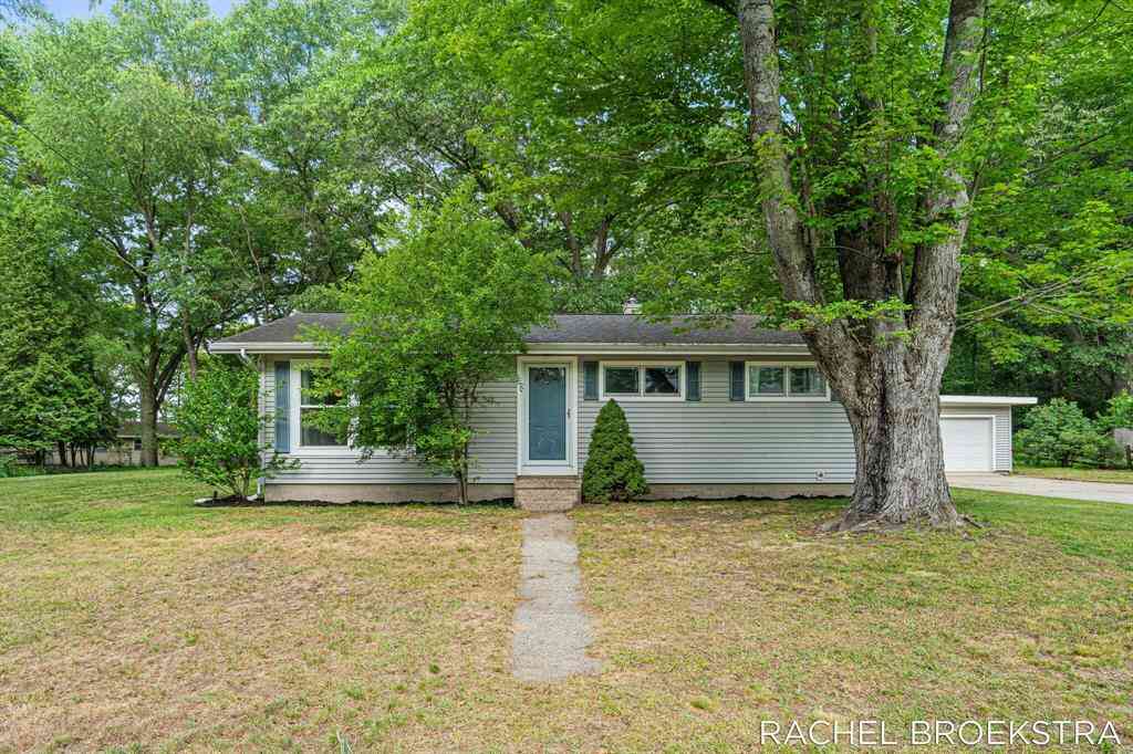 Homes For Sale - 15703 Vineyard Drive <br/> Spring Lake, MI 49456