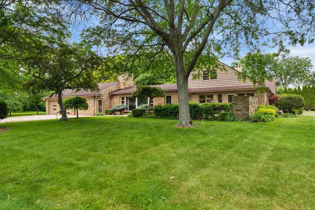 Homes For Sale - 1427 Sunningdale Drive <br/> Grosse Pointe, MI 48236
