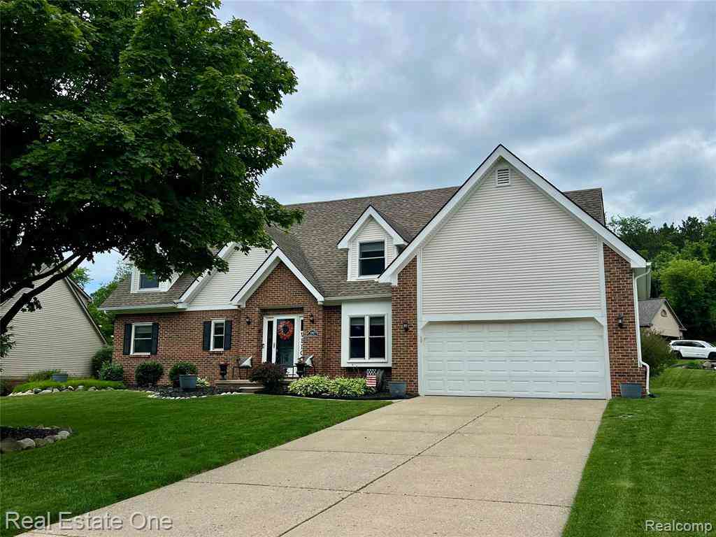 Homes For Sale - 1043 Ridgeview Circle <br/> Lake Orion, MI 48362