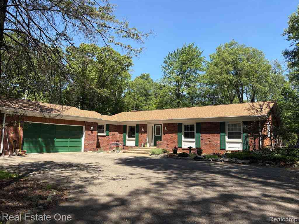 Homes For Sale - 5466 Grange Hall Road <br/> Oakland County, Holly, MI 48442