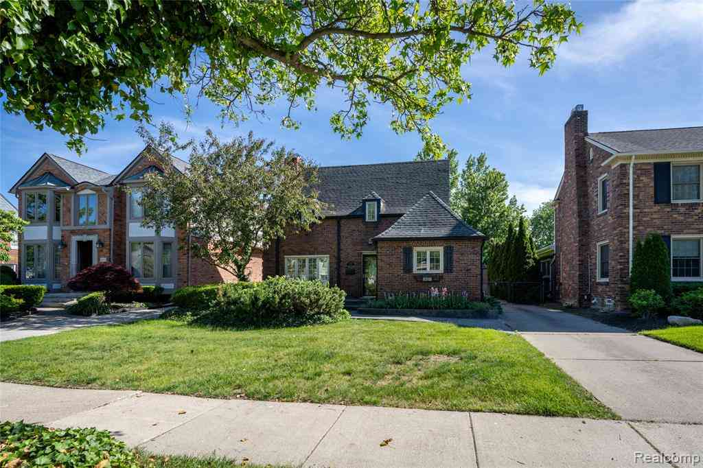 Homes For Sale - 1481 Oxford Road <br/> Grosse Pointe Woods, MI 48236
