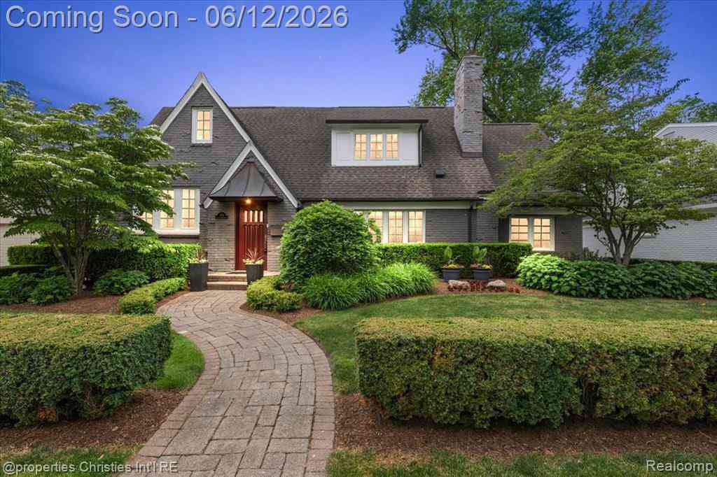 Homes For Sale - 352 S Glenhurst Drive <br/> Birmingham, MI 48009