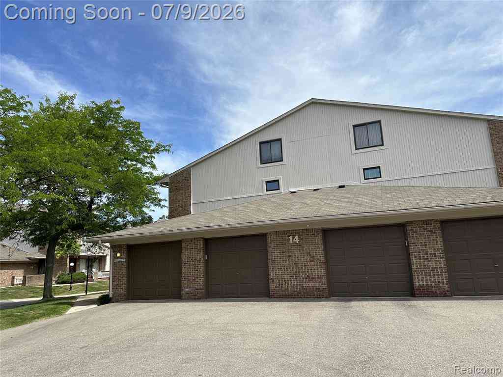 Condo For Sale - 6669 Maple Lakes Drive <br/> Oakland County, West Bloomfield, MI 48322