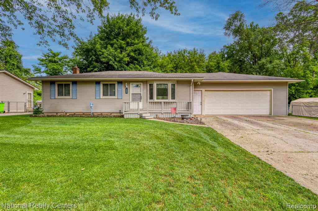 Homes For Sale - 9150 Maplewood Drive <br/> White Lake, MI 48386