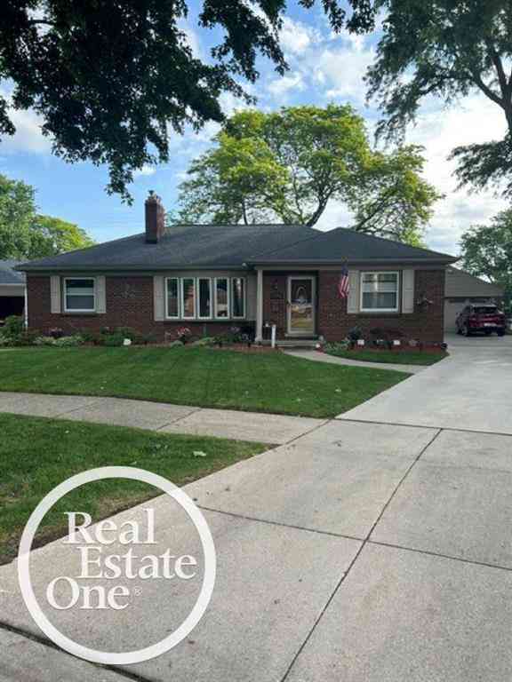 Homes For Sale - 1012 N Brys Drive <br/> Wayne County, Grosse Pointe Woods, MI 48236