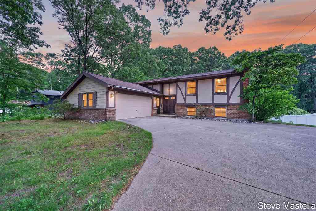 Homes For Sale - 18746 N Fruitport Road <br/> Spring Lake, MI 49456