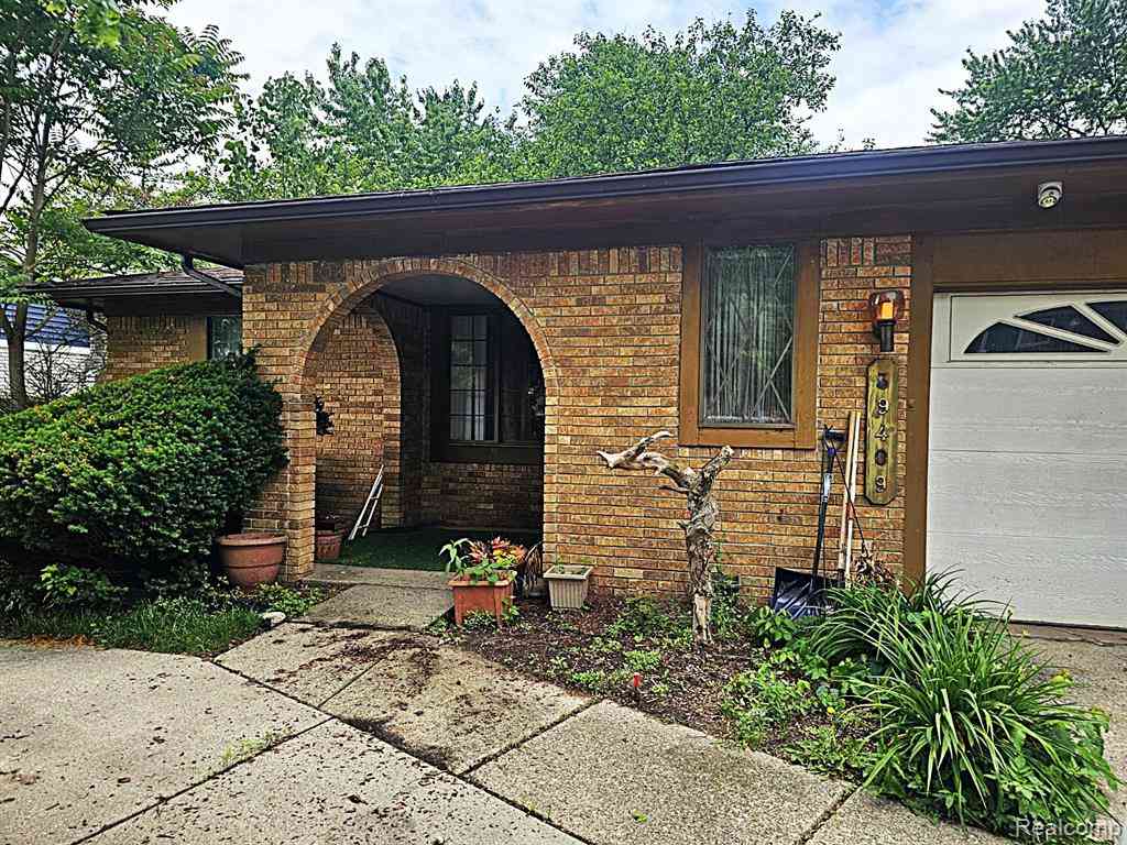 Homes For Sale - 39409 Garony Drive <br/> Macomb County, Clinton Township, MI 48038