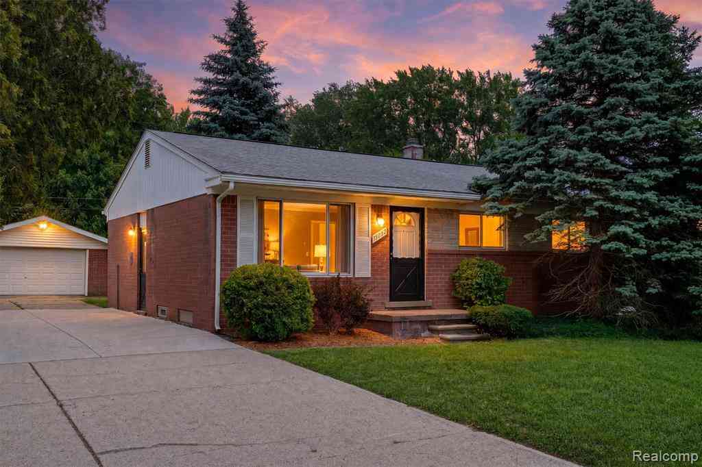 Homes For Sale - 15032 Arcola Street <br/> Livonia, MI 48154