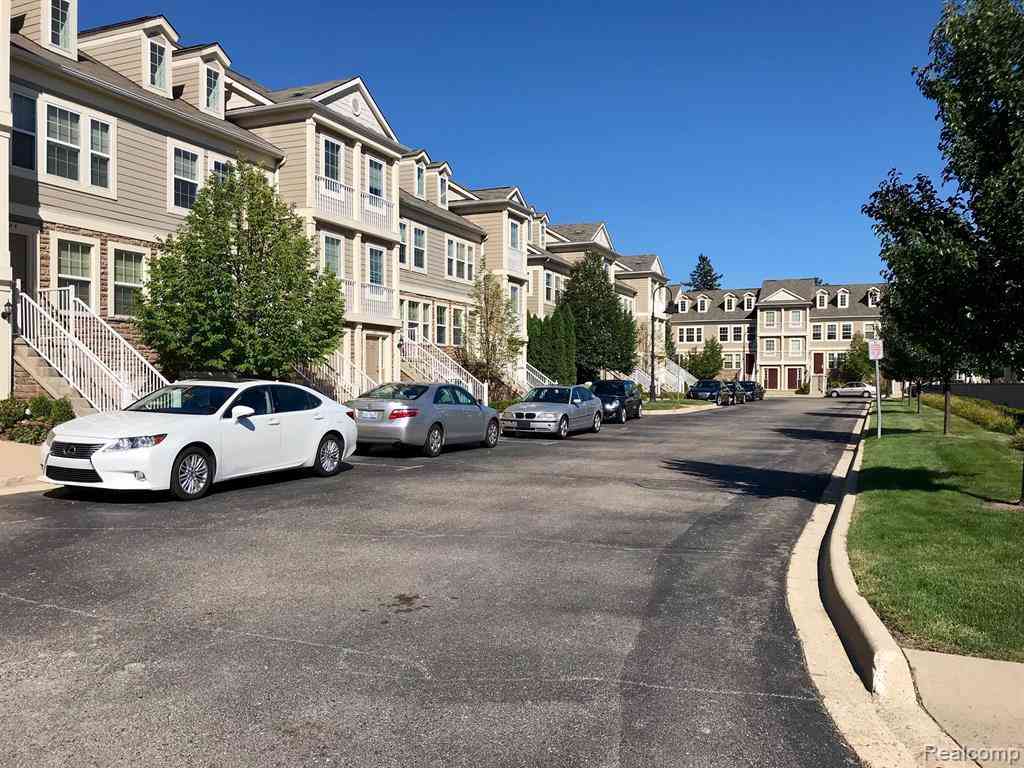 Condo For Rent - 1089 Foxboro  <br/> Troy, MI 48083