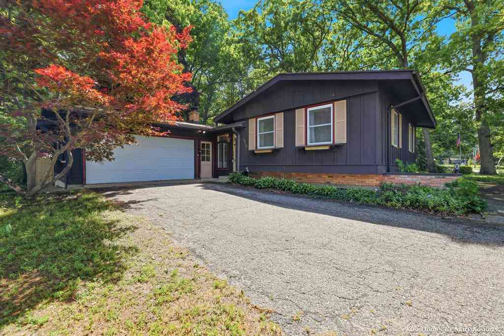 Homes For Sale - 4960 Bluff Drive Ne NE<br/> Grand Rapids, MI 49525