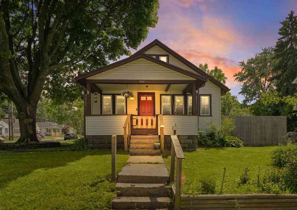 Homes For Sale - 924 Spencer Street Ne NE<br/> Grand Rapids, MI 49505