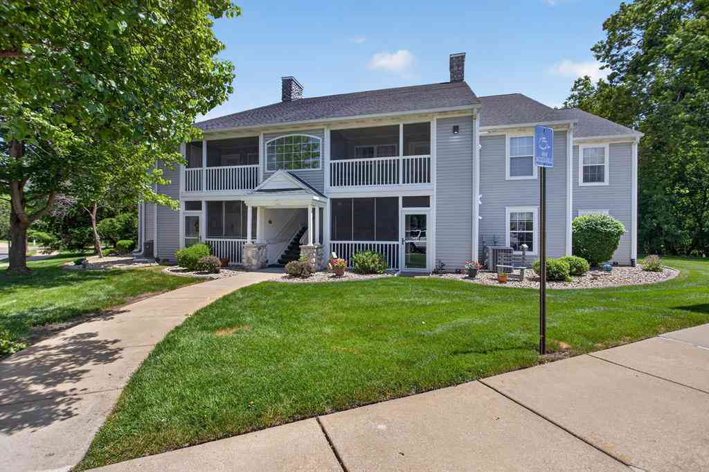 Condo For Sale - 864 W Barrington Circle <br/> Jackson, MI 49203