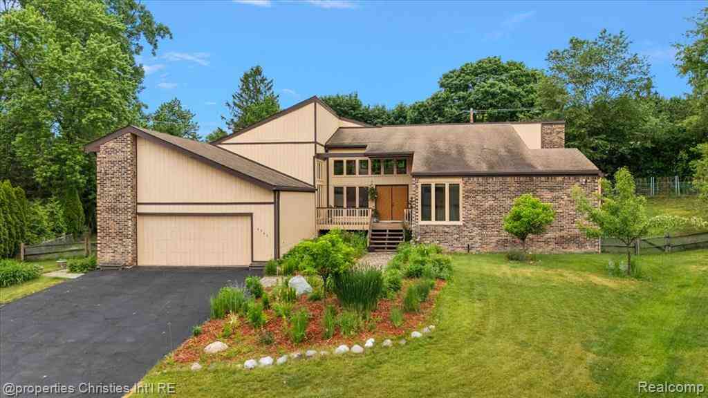 Homes For Sale - 4566 Walden Drive <br/> Bloomfield Hills, MI 48301