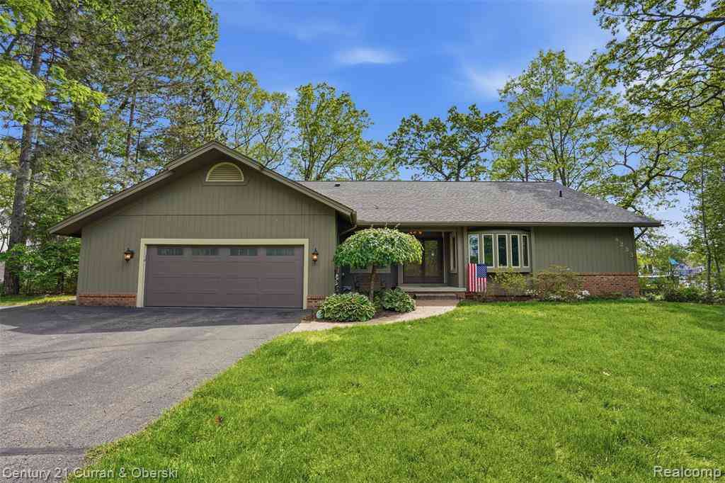 Homes For Sale - 4233 Blain Island Road <br/> Waterford, MI 48329