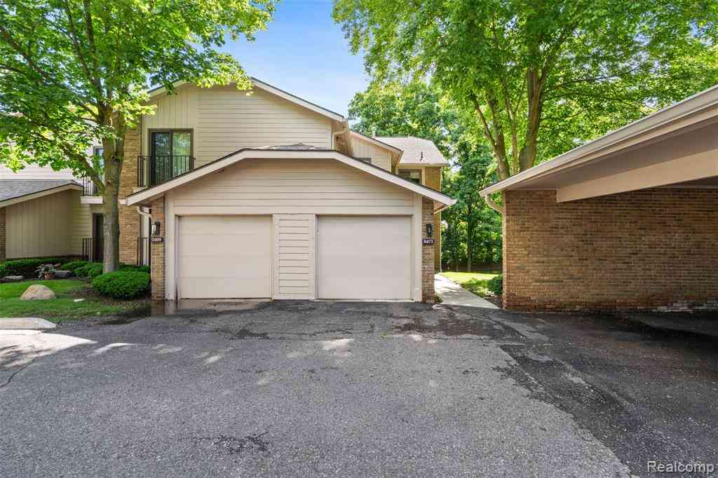 Condo For Sale - 6471 Maple Hills Drive <br/> Bloomfield Hills, MI 48301