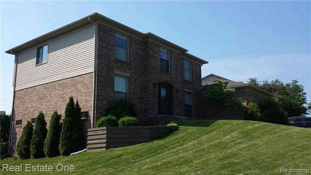 Homes For Sale - 475 Dorchester Way  <br/> Oakland County, Milford, MI 48381