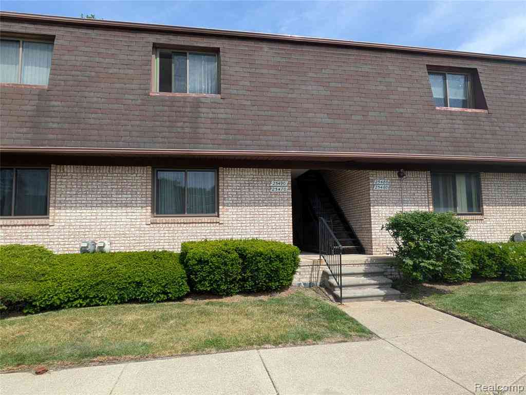 Condo For Sale - 25470 Quarter Deck Street <br/> Harrison Township, MI 48045