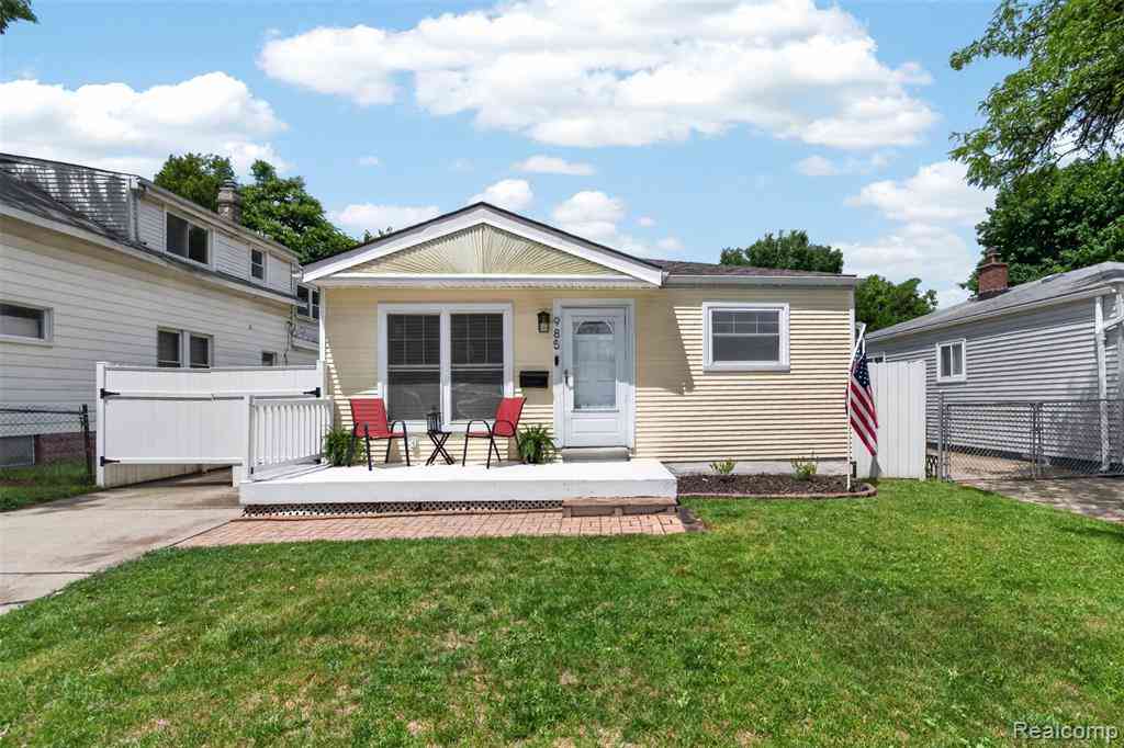 Homes For Sale - 985 E Jarvis Avenue <br/> Hazel Park, MI 48030