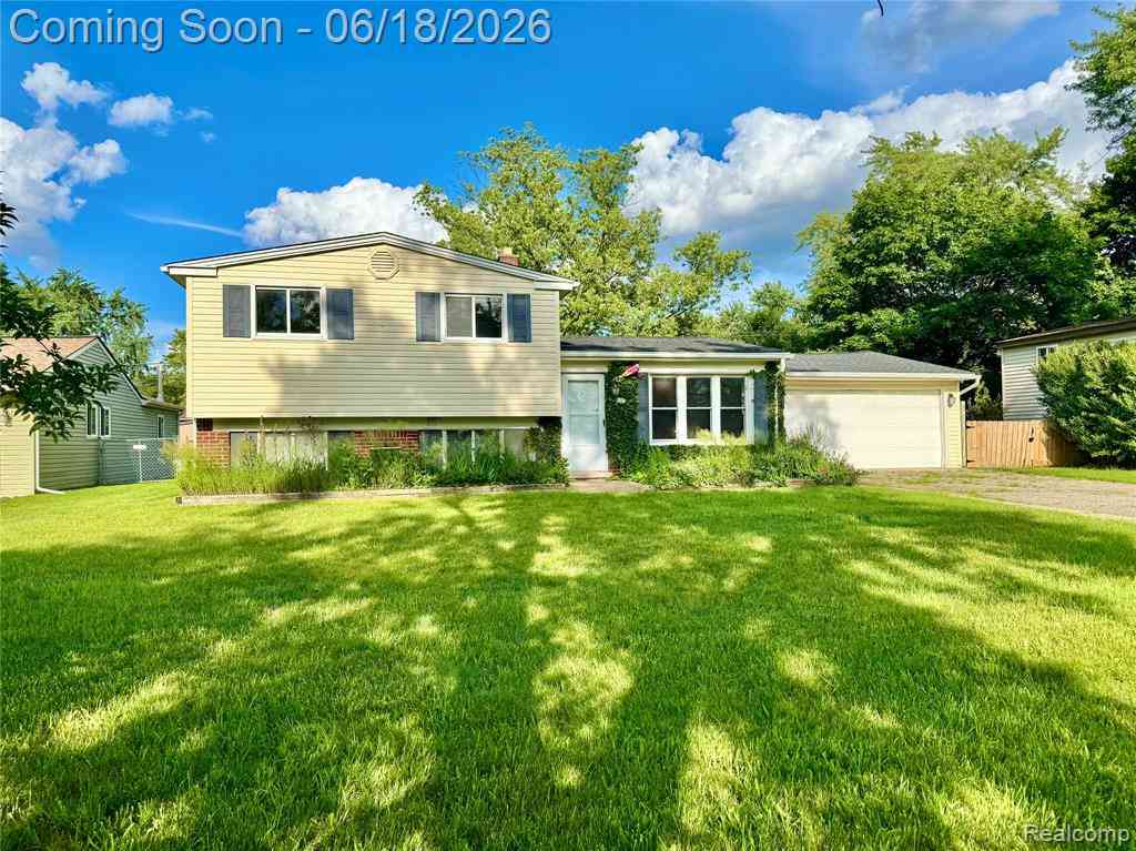 Homes For Sale - 1114 Airport Road <br/> Waterford, MI 48327