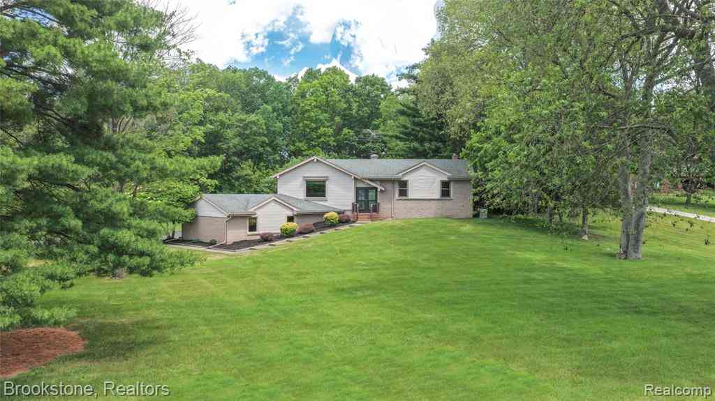 Homes For Sale - 12168 Carriage Trail Circle <br/> Davisburg, MI 48350