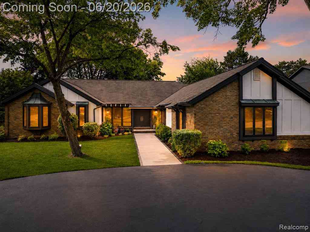 Homes For Sale - 4413 Pinehurst Drive <br/> West Bloomfield, MI 48322