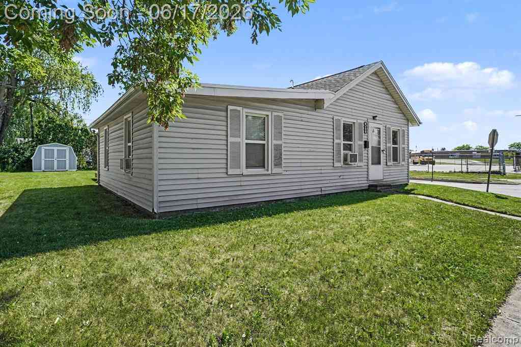 Homes For Sale - 651 S Elm Street <br/> Lapeer, MI 48446