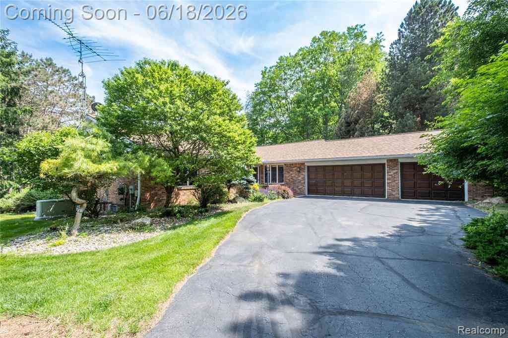 Homes For Sale - 1101 S Lake Valley Drive <br/> Fenton, MI 48430