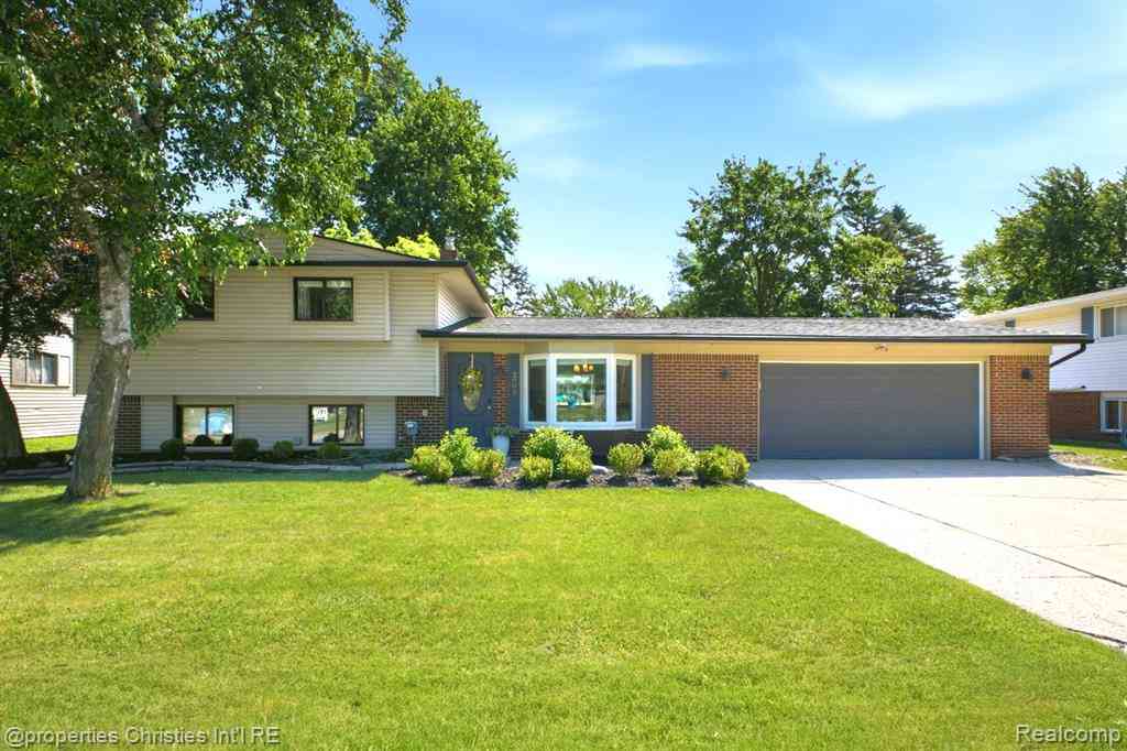 Homes For Sale - 2805 Pinto Drive <br/> Commerce Twp, MI 48382