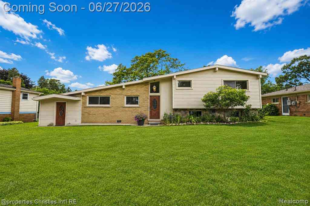 Homes For Sale - 1318 S Williams Lake Road <br/> White Lake, MI 48386