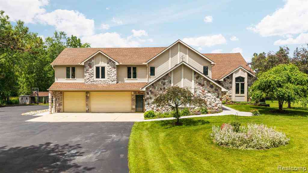 Homes For Sale - 2325 7 Mile Road <br/> South Lyon, MI 48178