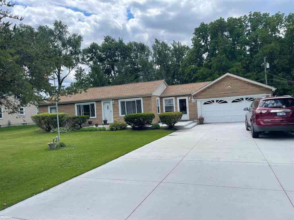 Homes For Sale - 5488 Botsford Street <br/> Sterling Heights, MI 48310