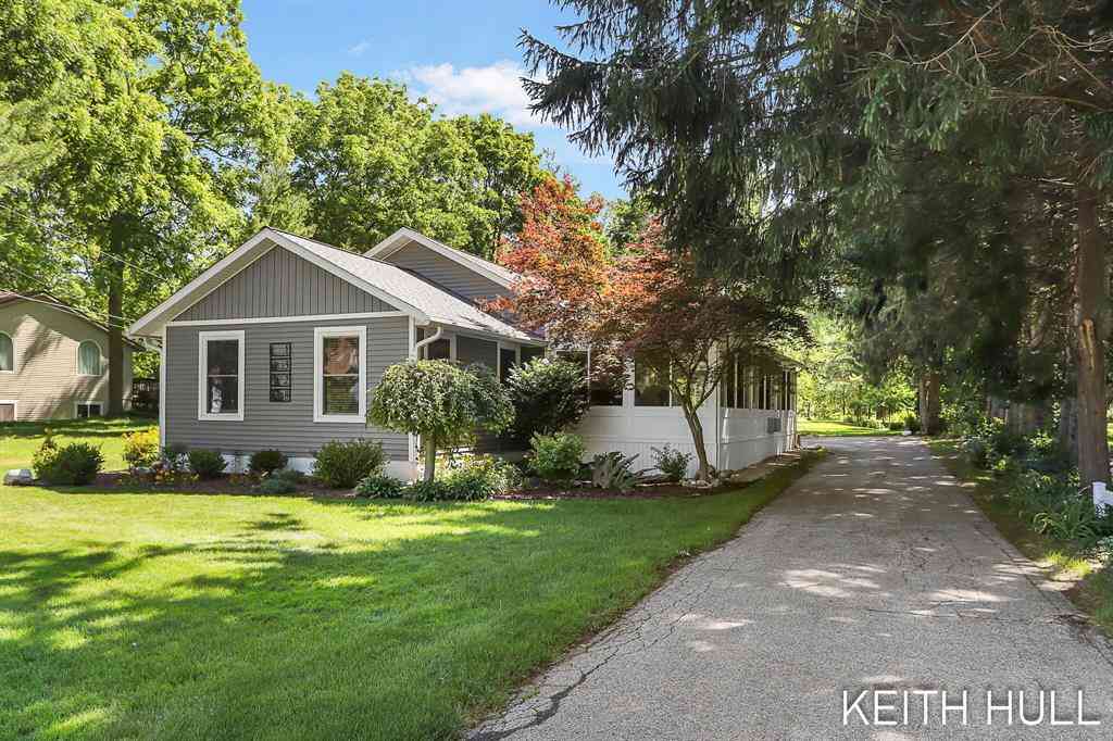 Homes For Sale - 1328 Maplerow Avenue Nw NW<br/> Grand Rapids, MI 49534