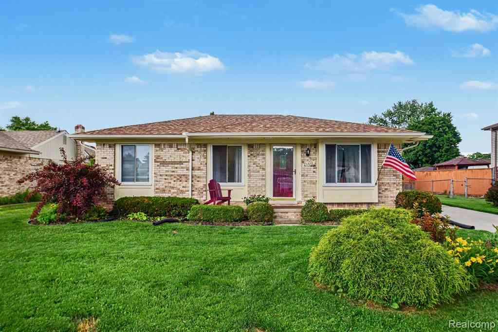 Homes For Sale - 40518 William Drive <br/> Macomb County, Clinton Township, MI 48038