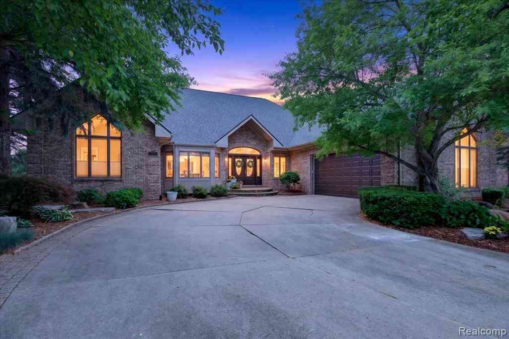 Homes For Sale - 18974 Riverway Court <br/> Clinton Township, MI 48038