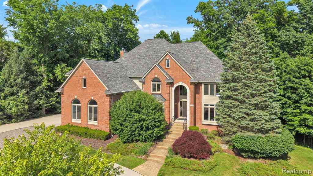 Homes For Sale - 7061 Trailway Court <br/> West Bloomfield, MI 48322