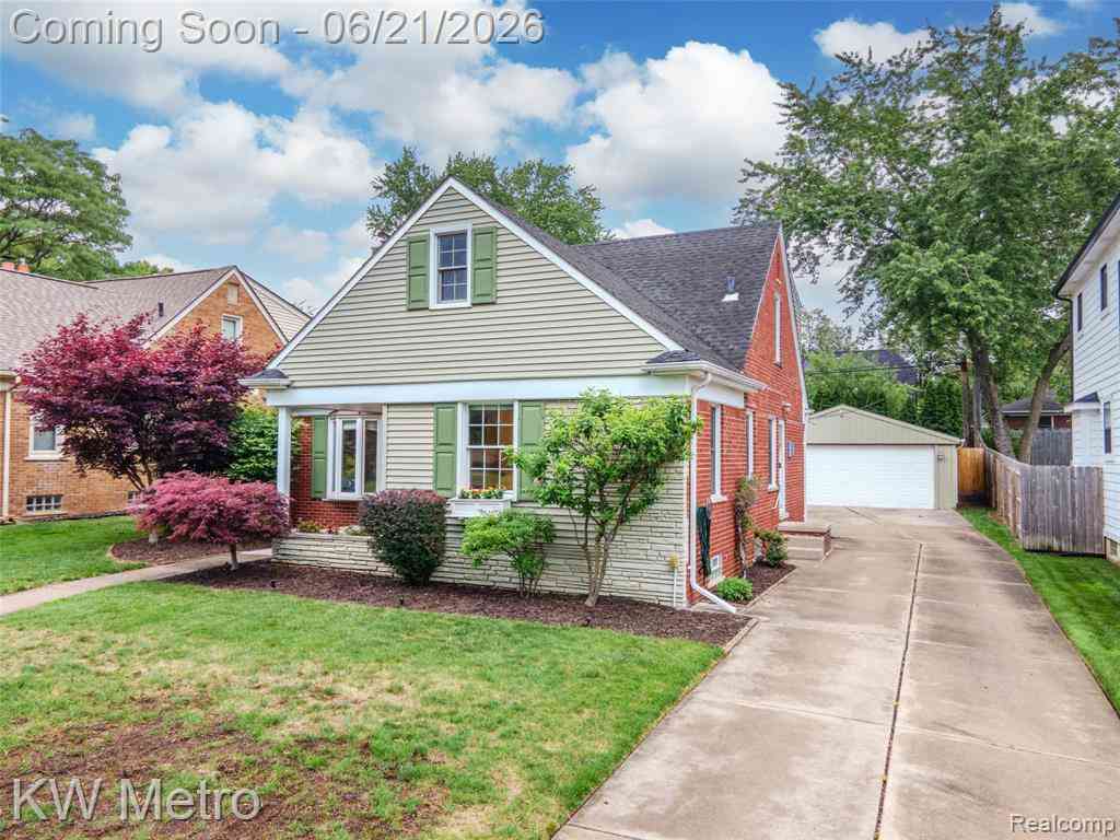 Homes For Sale - 2120 Vinsetta Boulevard <br/> Royal Oak, MI 48073